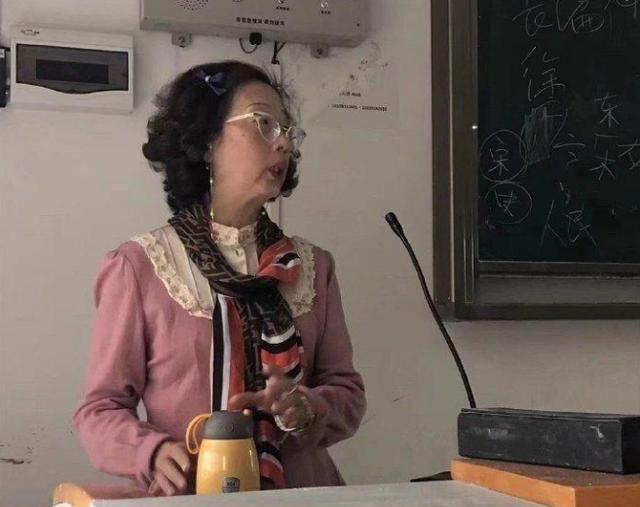 审美观|大学老师“精致”穿搭走红，每天衣服不重样，学生：堪比时尚达人