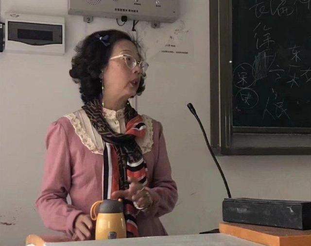 审美观|大学老师“精致”穿搭走红,每天衣服不重样,学生:堪比时尚达人