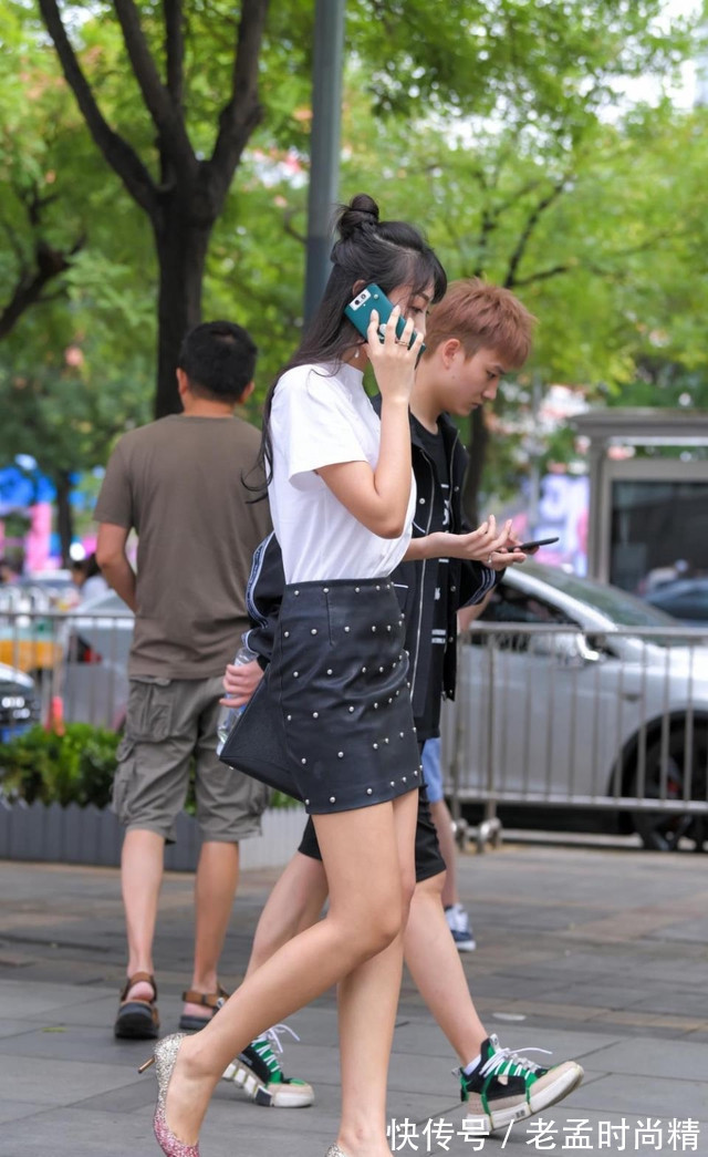 皮裙 轻熟女人穿皮裙,搭配白T恤和尖头细跟鞋,性感又有青春活力