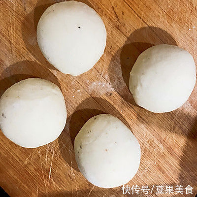 分享给你们我家祖传的口袋饼的做法，一般人我不告诉他