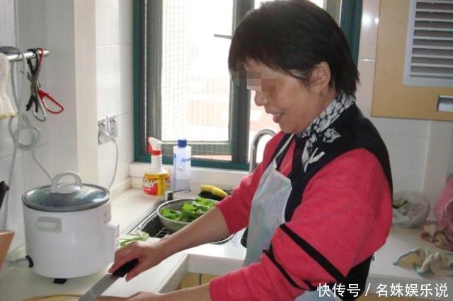 保姆|孩子睡着后，监控拍下保姆手上的动作，宝妈：回去就给她涨工资