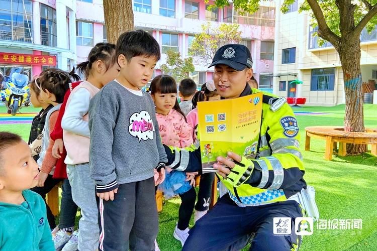 新闻记者|滕州“小交警”幼儿园里学交规