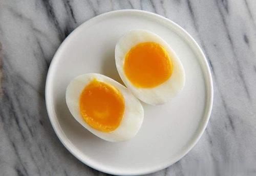 煮鸡蛋时,别只用清水煮多加1步,蛋壳一碰就掉,蛋黄嫩营养好