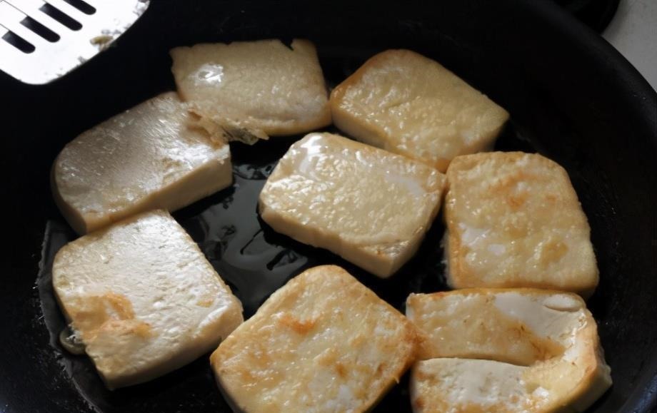 草鱼我家从不清蒸，放鸡蛋液里裹一裹，出锅解馋过瘾，连汤也不剩