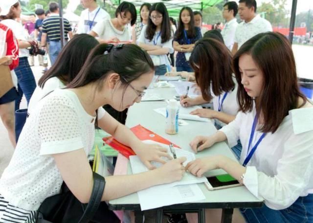 录取|上大学报省内还是省外高校高考生要选择对，影响自己录取和发展