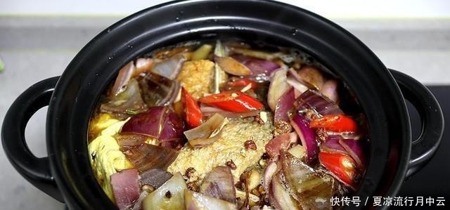 炖鱼不要只加开水，怪不得鱼又腥又嫩，只要一点点，鱼就又嫩又香