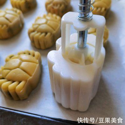 中筋面粉|厨娘教你一招巧做广式五仁月饼～螃蟹造型