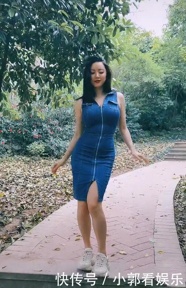 修身牛仔连衣裙搭配白色运动鞋,成熟稳重,飘逸美丽