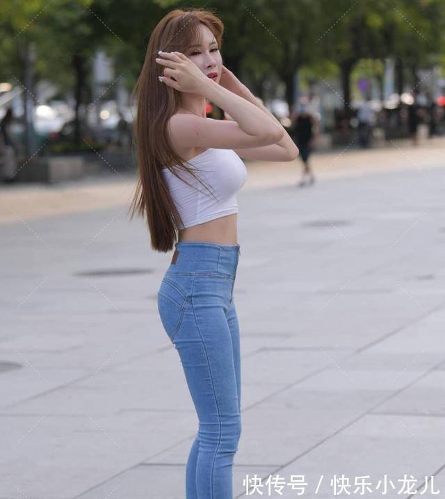 小吊带 白色露脐小吊带搭配高腰牛仔打底裤,简约又清爽