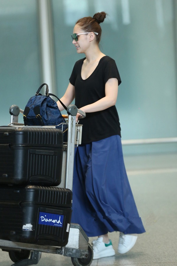 阿娇真会“赶时髦”,穿黑色挂脖连体裤秀身材,性感却不俗气