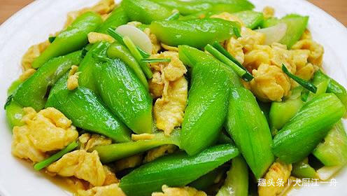 炒丝瓜时，很多人第一步就做错了，难怪炒的丝瓜发黑没食欲