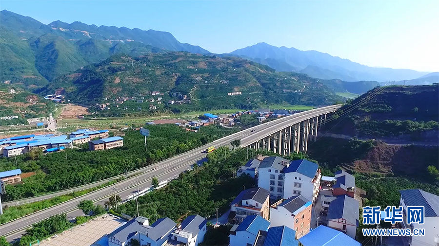 沪蓉高速|沿着高速看中国丨走沪蓉高速 瞰三峡里的“中华诗城”