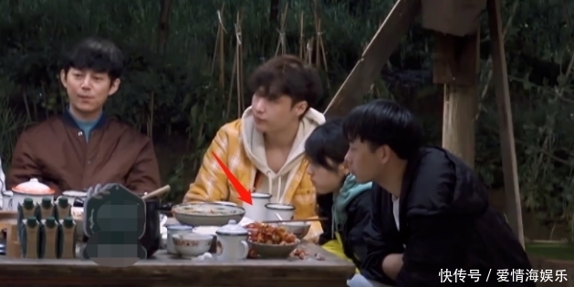 陈赫 《向往5》饭菜难吃!陈赫李诞刚吃就饱,张子枫吃青菜试图补救