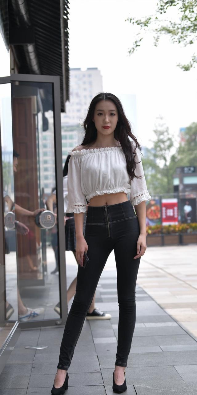 水洗|牛仔裤是百变的时尚单品,闺蜜选择了不同的款式,风格差异非常大