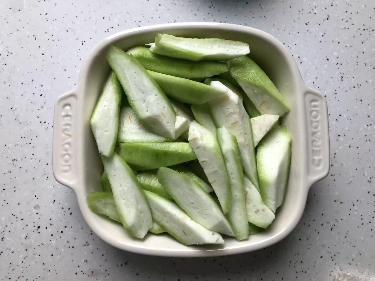 鲜嫩|丝瓜此做法，鲜嫩又营养，蒸一蒸就上桌，大人孩子都爱吃