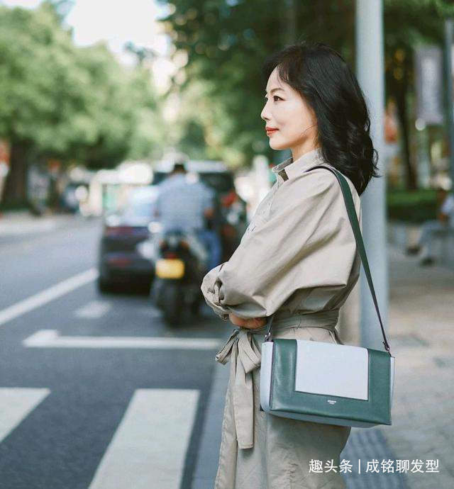 减龄 年过五十的女人别再做这3种发型,不仅大妈感十足,老气又掉档次