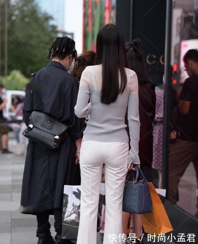 小姐姐 网纱拼接针织衫,搭配纯白喇叭裤,精致干练时尚霸气