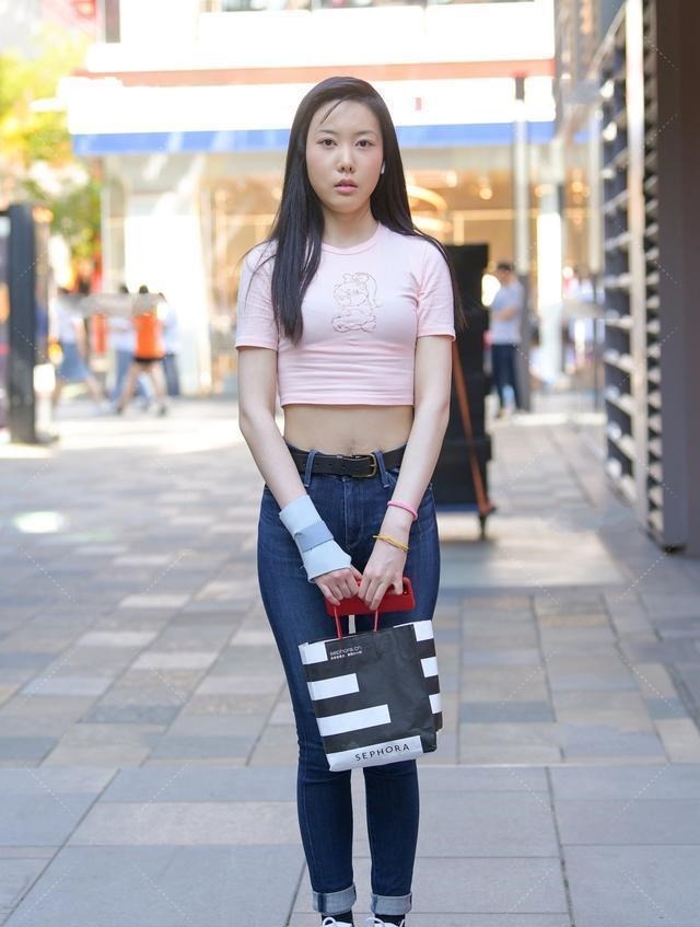 露肚脐装 粉色修身露肚脐装搭配深蓝牛仔裤,简单时尚,尽显甜美范儿