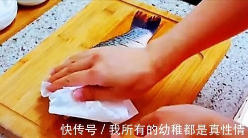 大厨|煎鱼时，很多人都煎不好，大厨教你3个煎鱼技巧，鱼不粘锅也不破皮