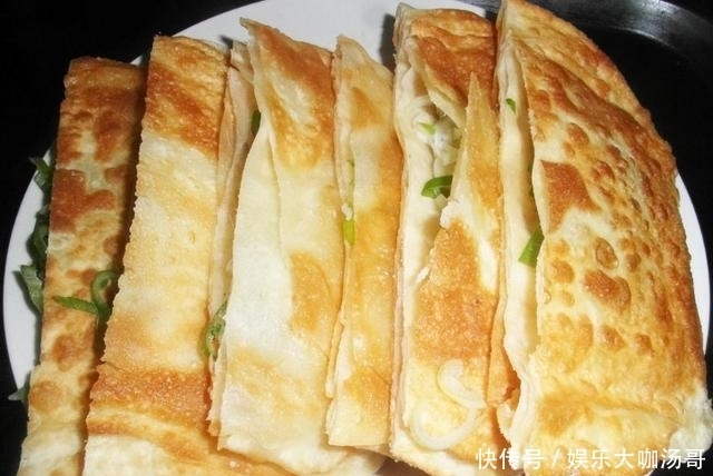 饮料|阿姨早餐店卖鸡架,用油饼卷着吃,老板怕食客噎到又推出饮料