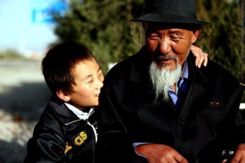 家长|“最孝顺宝宝”火了,爬上桌子给90岁太爷爷喂饭,网友:看哭了