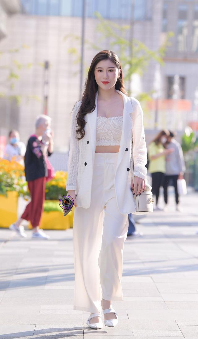  细节|美女街拍：白色系搭配显清新唯美气质，美女注意这两个细节，优雅又有档次