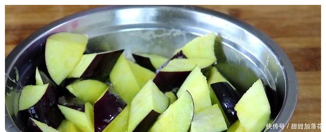 筷子|茄子这样做实在太好吃了,加2个鸡蛋,筷子一搅,上桌最受欢迎!