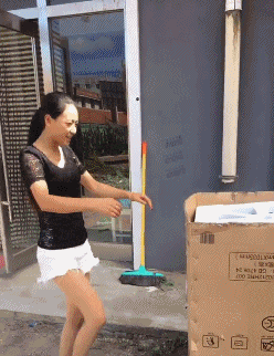 |搞笑GIF趣图:我能咋办,做女朋友的车,这是我唯一能做的