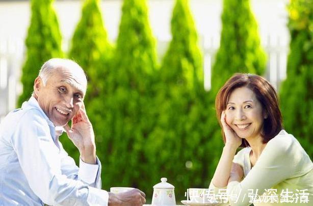 长寿|100岁老人不锻炼，爱吸烟，长寿只因每天做几件事，多半人做不到