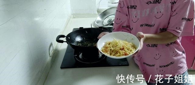 美食|1个土豆加1个西红柿就能做成一道好吃的美食，想吃就来跟我一起做！