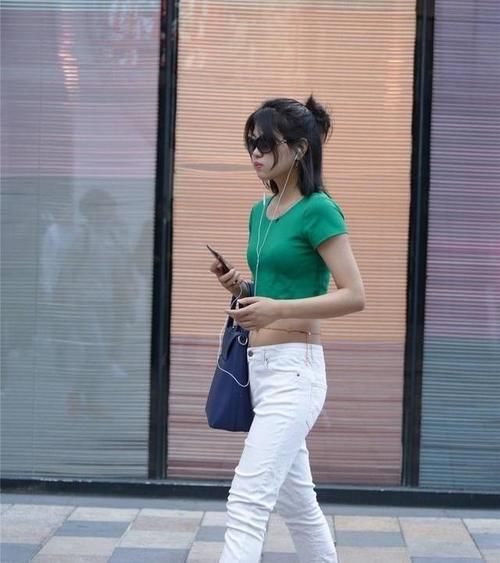 穿搭|打底裤的打扮看似简约，塑造清纯少女感，魅力无法挡