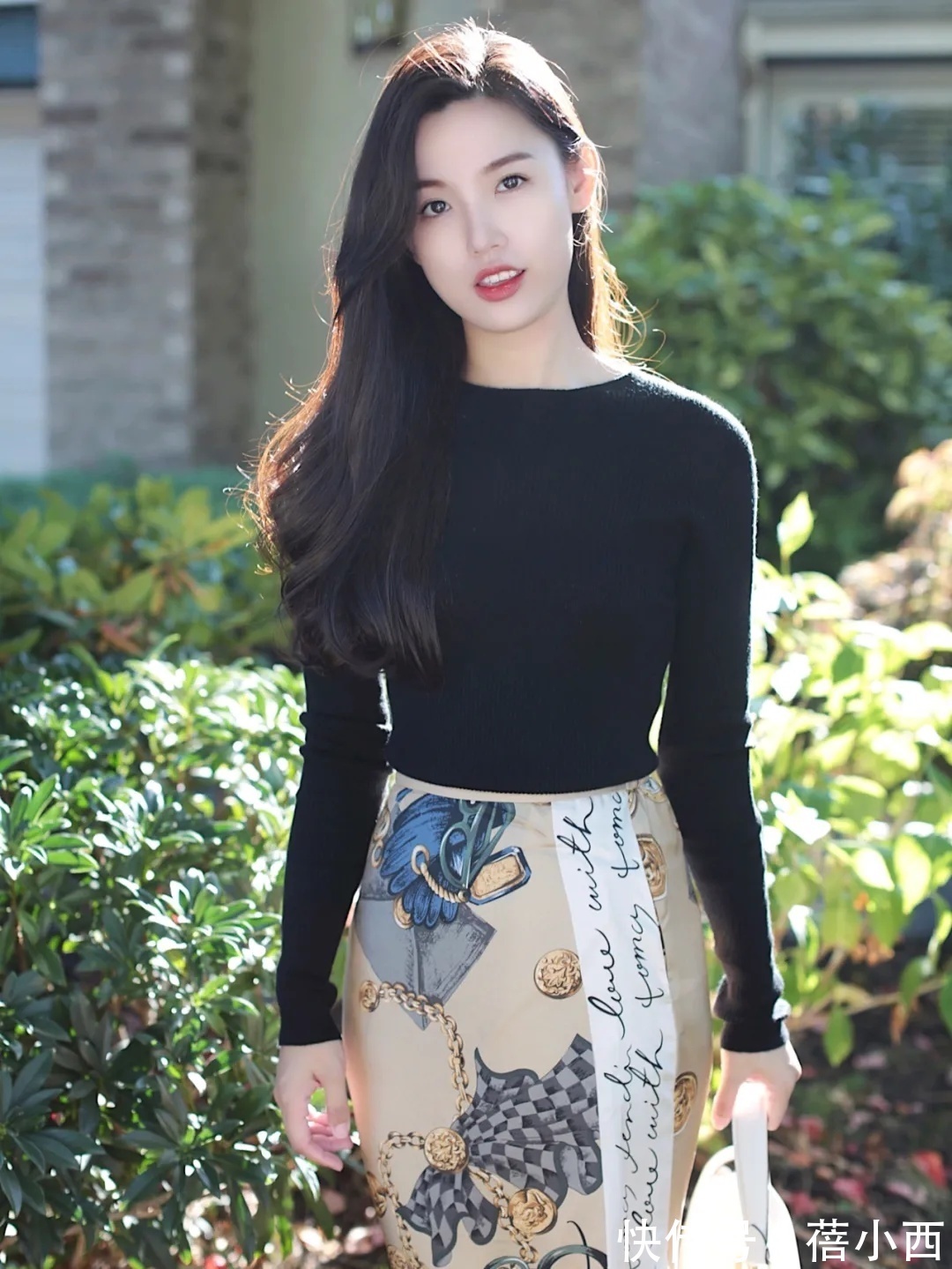 小姐姐|秋天建议30+女性多穿“黑色针织衫”,搭配半身裙,优雅到骨子里