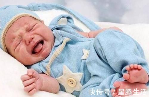 婴儿|9个月婴儿紧握拳头，奶奶发现有问题带去医院检查，医生：来晚了