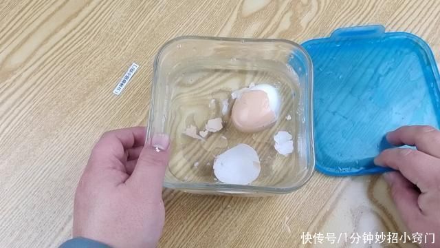 剥鸡蛋壳，许多人第一步就错，大厨教你方法，3秒蛋壳轻松脱落