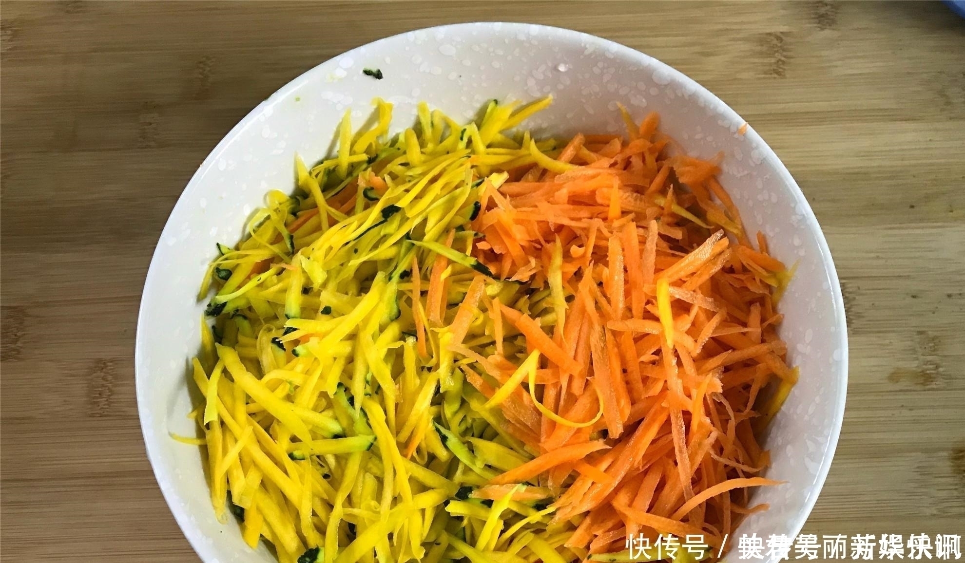 夏天这瓜正当季,1块钱1斤做成早餐饼,不用发酵不揉面,营养好吃