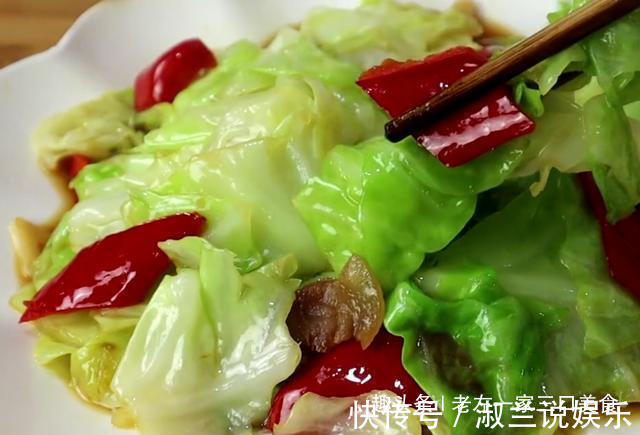 手撕包菜很多人做错了,厨师长教我的技巧,比吃肉还香,超下饭