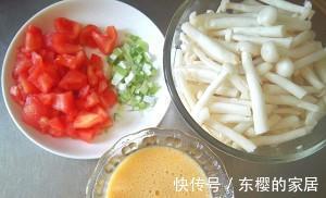 家常开胃菜谱，茄汁海鲜菇滑蛋，做法简单，美味下饭，吃不够