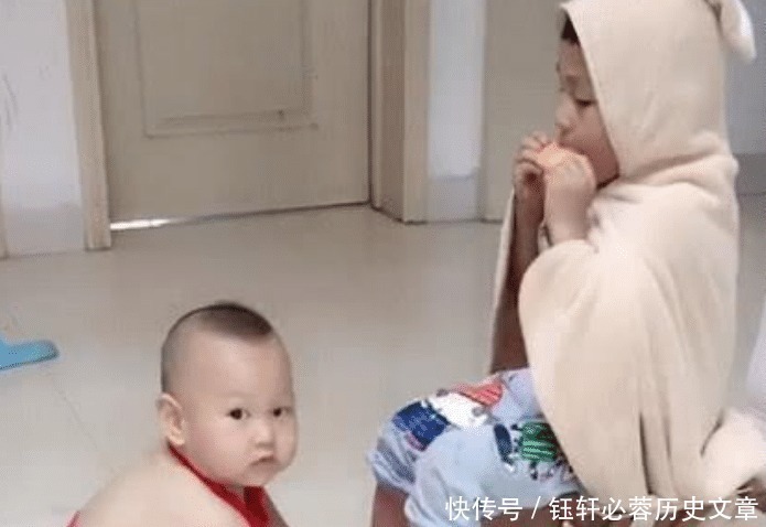 小可爱|“红肚兜宝宝”伺候哥哥洗脚走红,这也算是全网里混得最差的二胎!