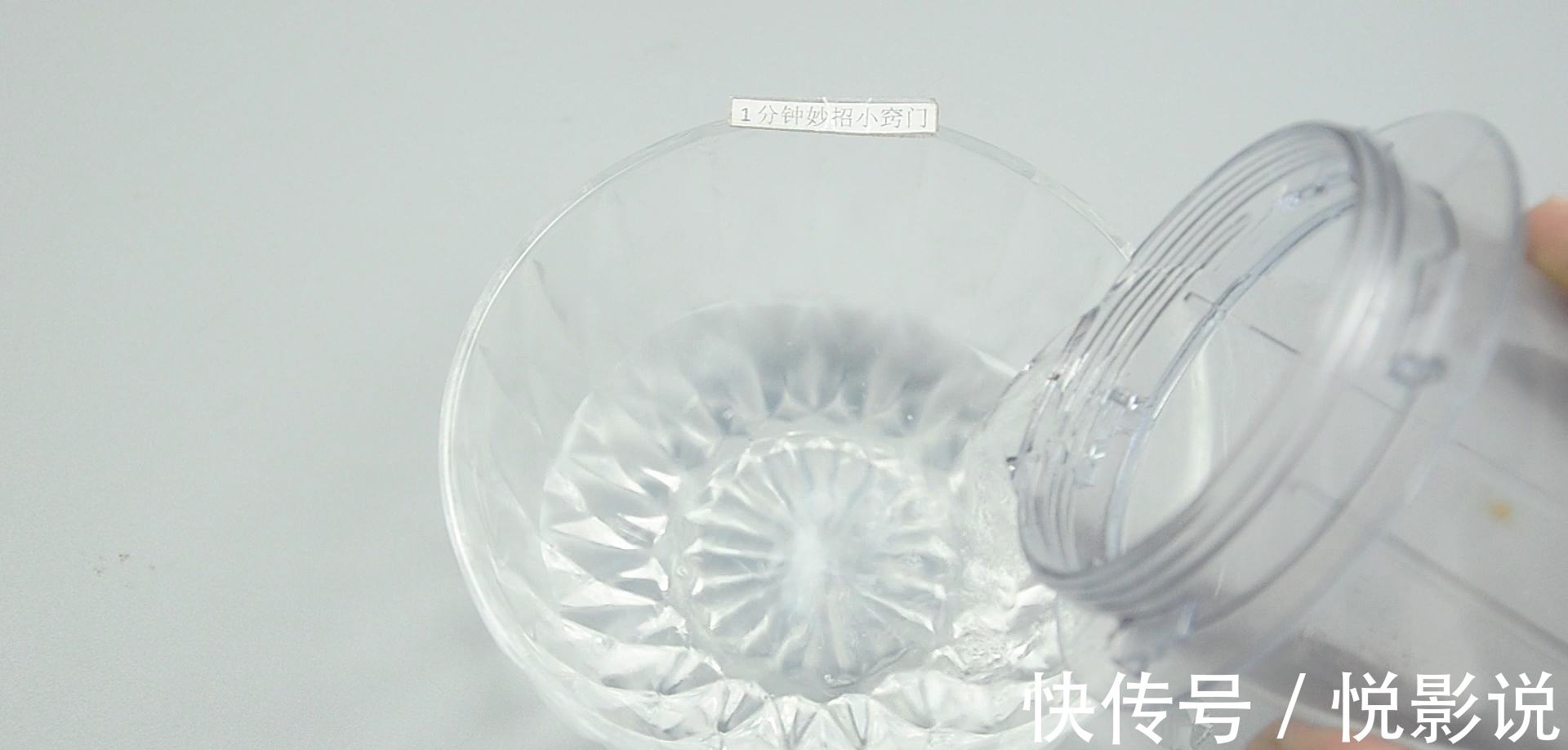 羽绒服别再用水洗,干洗店老板教我诀窍,5分钟洗净,就能马上穿