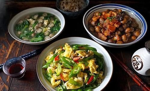 自从女儿考上了大学,晒我家两口周末午餐,两菜一汤,夸赞我们伙食真接地气