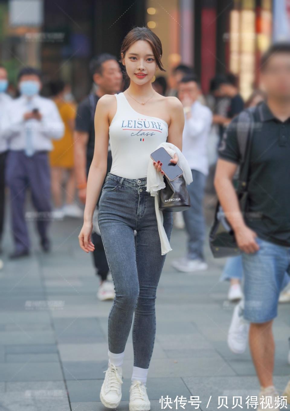 时尚|个性的女生,单吊带衫配灰色牛仔裤,穿搭的时尚又抢镜