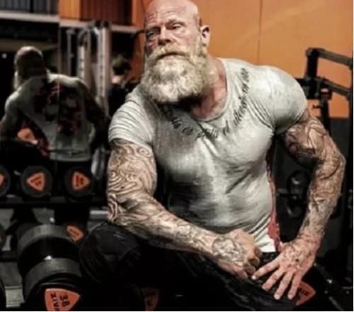 健身|还记得那个健身36年荷兰纹身老头吗一身肌肉吊打小鲜肉，如今成这样