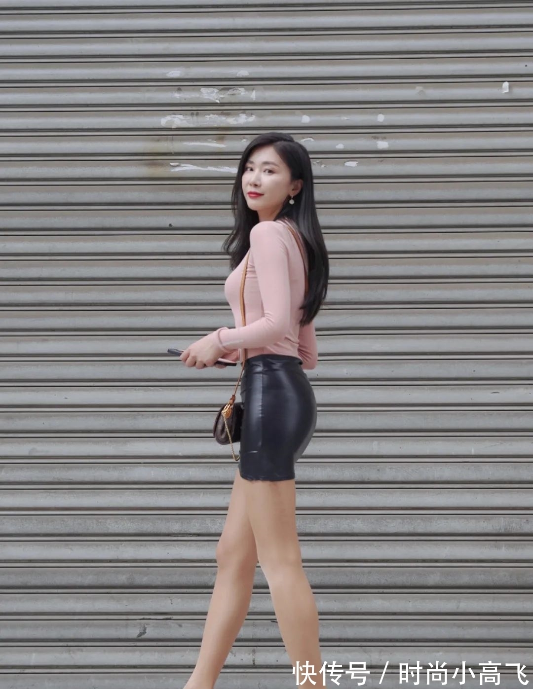 黑裙|街拍:穿黑裙的时尚女生,长发的女孩都好看