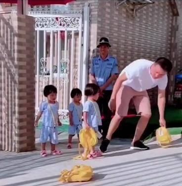 门卫|爸爸接孩子放学迟到,三胞胎女儿满脸气愤,画面逗笑门卫大爷