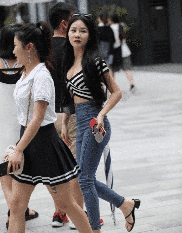 街拍只要气质好,穿什么样的衣服都还是很好看