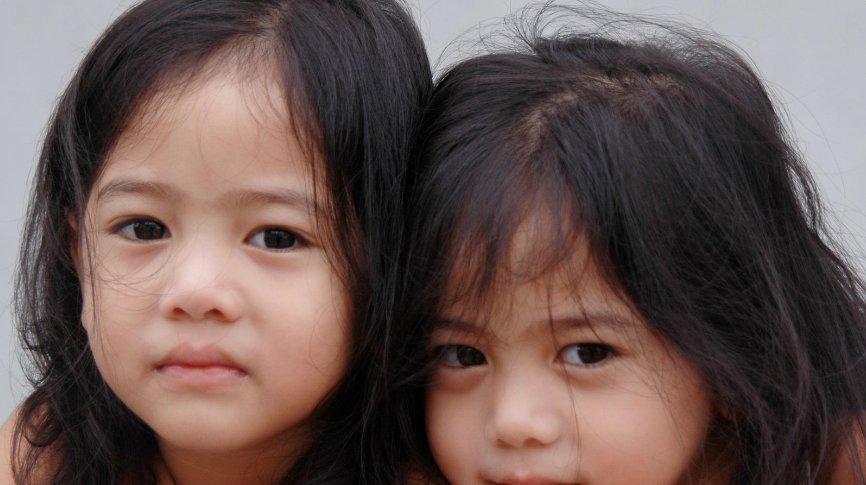 宝妈|夫妻离婚,双胞胎女儿一人得一个,半年后再见面,宝妈表情凝固