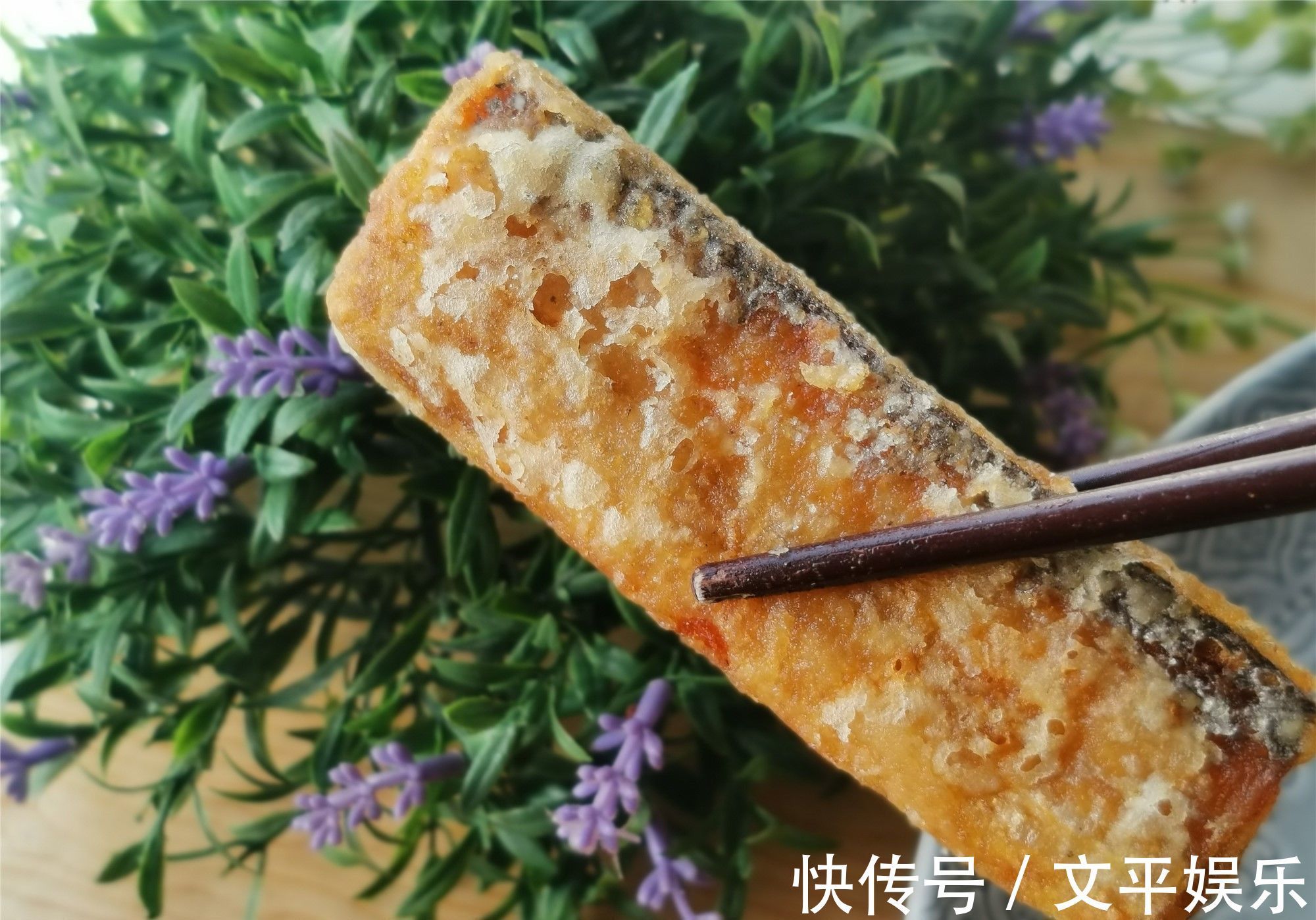 金黄|干炸带鱼的家常做法，简单实用，带鱼金黄酥香，吃的鱼刺都不剩