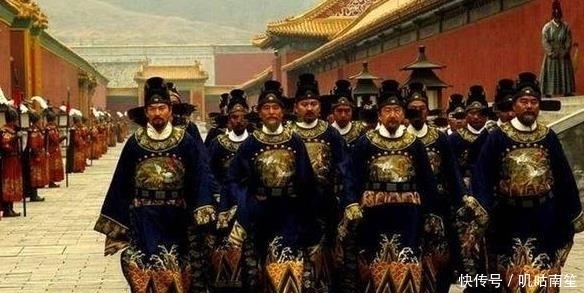 行礼|死囚临死前大喊八个字,刽子手听后立马扔掉屠刀,哭着下跪行礼