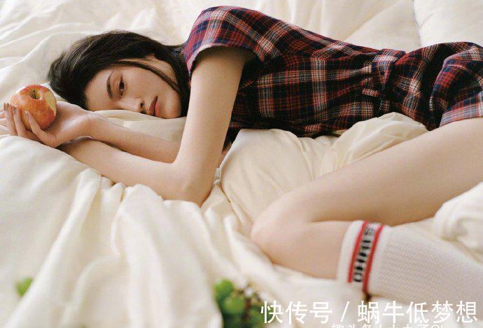 何穗|超模何穗解锁新刊封面大片,倒立沙发秀漫画腿,豹纹夹克辣得冒火