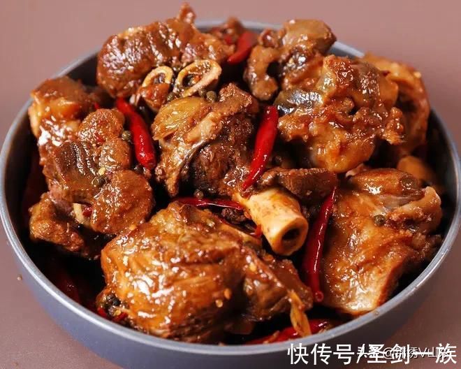 家人抱怨晚餐没新意？12道精选菜谱，每天试试新花样不重样